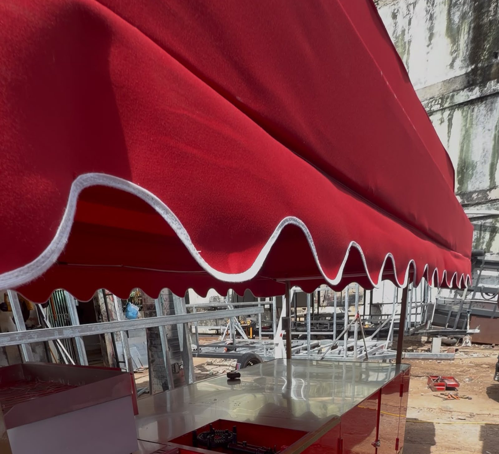 El carrito rojo de One Hundred con su toldo festoneado